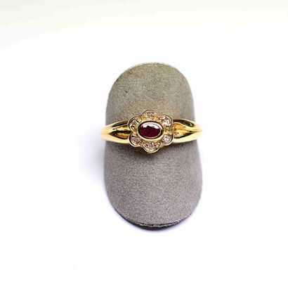 Bague or jaune centrée en clos d'un rubis...