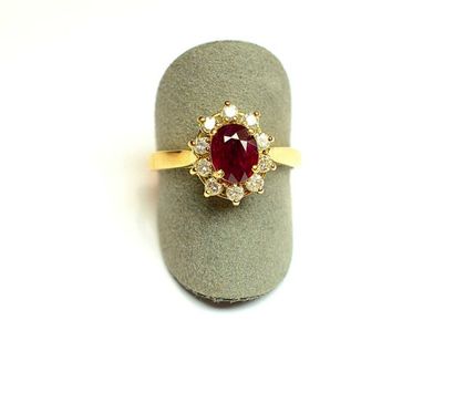 Bague or jaune centrée d'un rubis ovale pour...