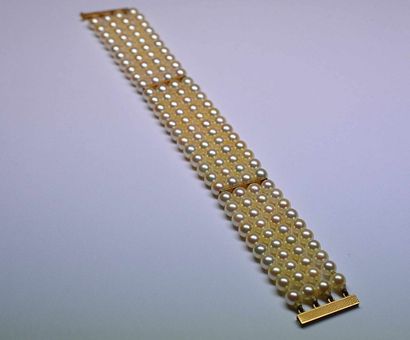 Bracelet quatre rangs en perles AKOYA diamètre...