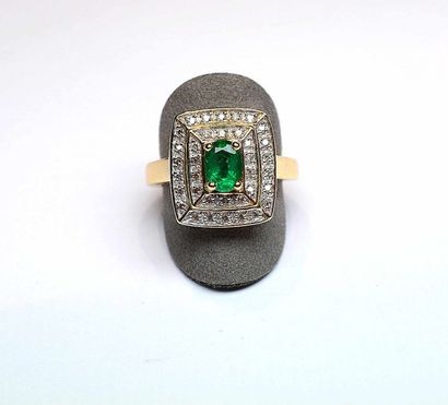 Bague or bicolore centrée d'une émeraude...