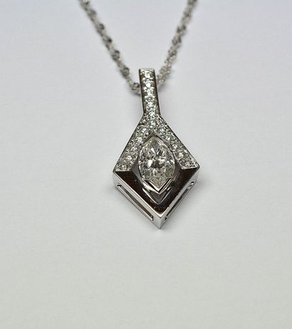 Pendentif or blanc centré d'un diamant taille...