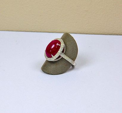 Bague or blanc centrée d'un rubis ovale cabochon...