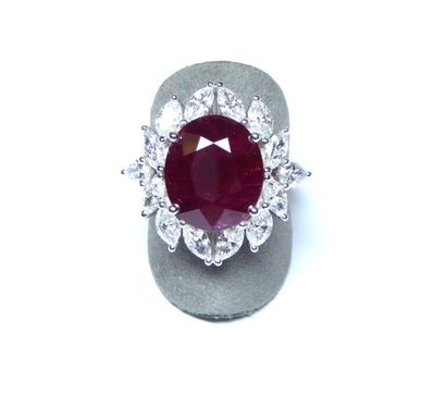 Bague joaillerie or blanc classique à entourage...