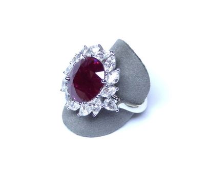 Bague joaillerie or blanc classique à entourage...