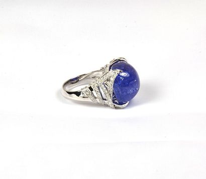 Bague or blanc ornée d'une tanzanite coussin...