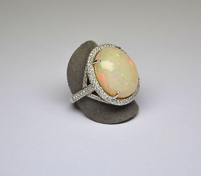 Bague or blanc centrée d'une opale ovale...