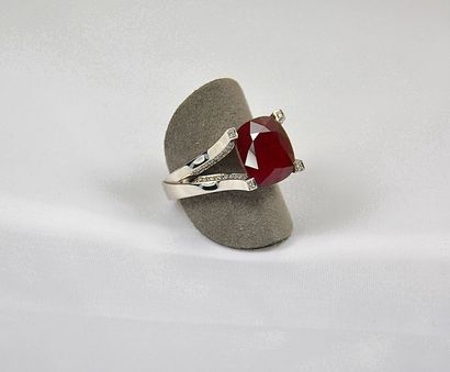 Bague or blanc 4 griffes importantes serties...