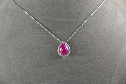 Pendentif or blanc soutenant un rubis cabochon...
