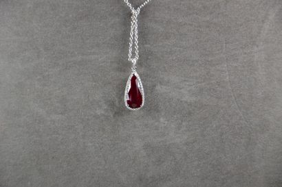 Pendentif or blanc centré d'une goutte rubis...