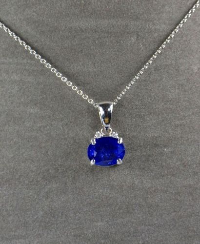 Pendentif or blanc centré d'un saphir ovale...