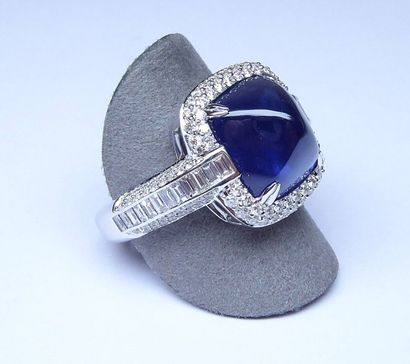 Bague or blanc centrée d'un saphir Ceylan...
