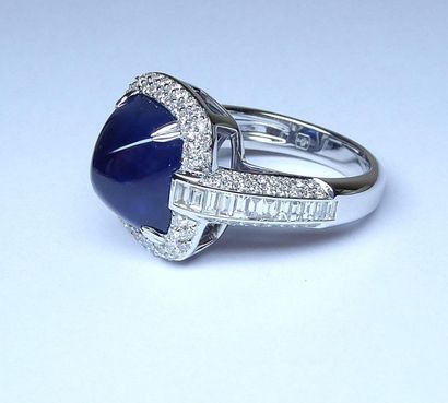 Bague or blanc centrée d'un saphir Ceylan...