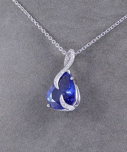 Pendentif Or.:blanc sur sa chaîne orné d'une...