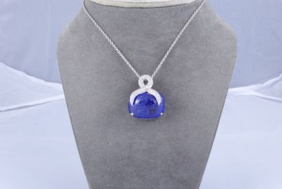 Pendentif or blanc sur sa chaîne soutenant...