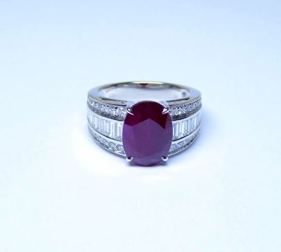Bague or blanc sertie 4 griffes d'un rubis...