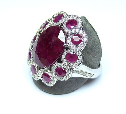 Bague à entourage de 10 rubis pour 2,50 cts...