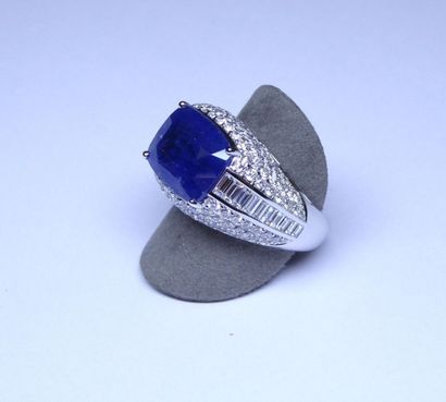 Bague jonc or blanc centrée d'un saphir ovale/coussin...