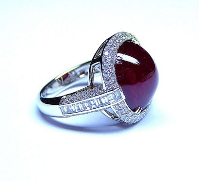 Bague or blanc centrée d'un rubis coussin...