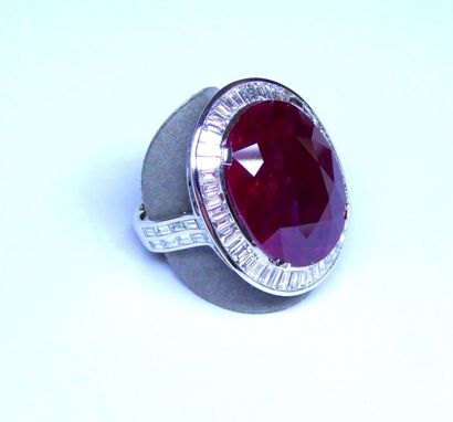 Bague joaillerie centrée d'un rubis ovale...