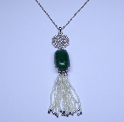 Pendentif or blanc soutenant une émeraude...