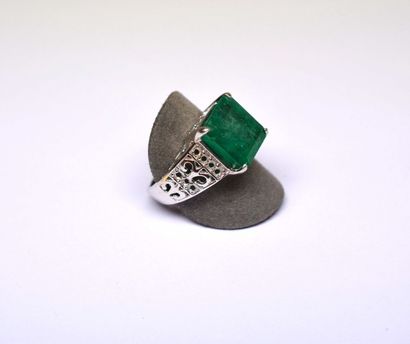 Bague or blanc centrée d'une émeraude taille...
