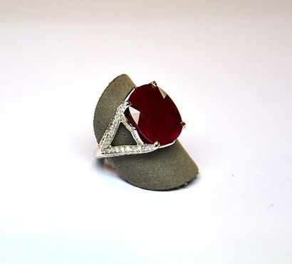 Bague or blanc centrée d'un rubis coussin...