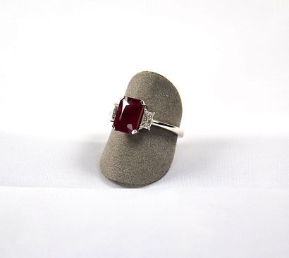 Bague or blanc centrée d'un rubis taille...
