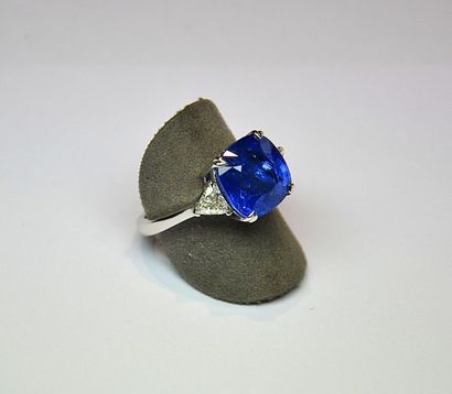 Bague or blanc centrée d'un saphir coussin...