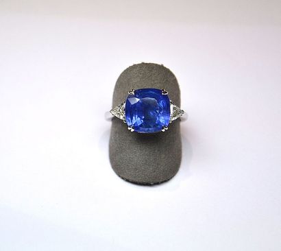 Bague or blanc centrée d'un saphir coussin...