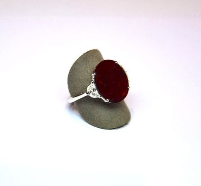 Bague or blanc centrée d'un rubis ovale probablement...