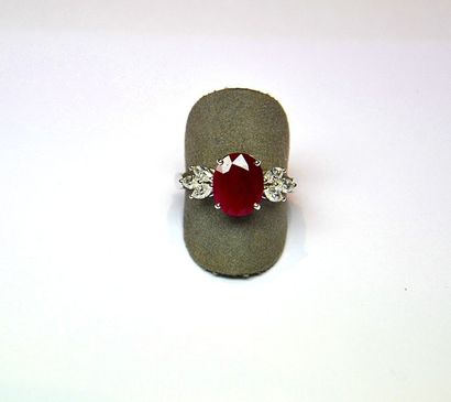 Bague or blanc 4 griffes centrée d'un rubis...