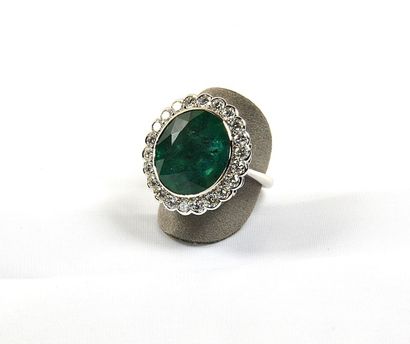 Bague or blanc à entourage de diamants ronds...