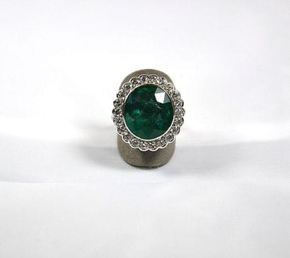 Bague or blanc à entourage de diamants ronds...