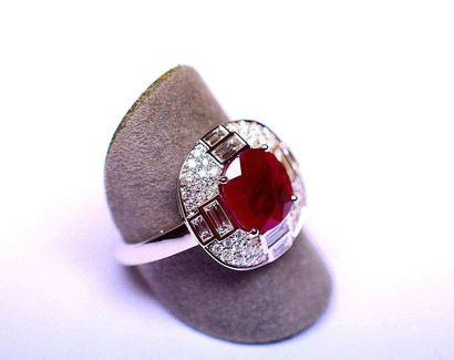 Bague or blanc centrée d'un rubis ovale probablement...