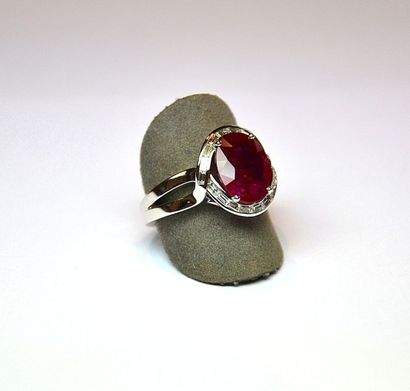 Bague or blanc centrée d'un rubis ovale NATUREL...