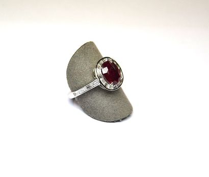 Bague or blanc centrée d'un rubis ovale probablement...
