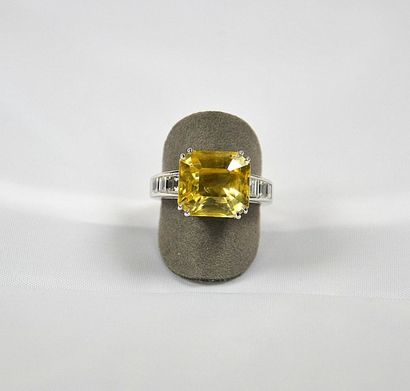 Bague or blanc soutenant un saphir jaune...
