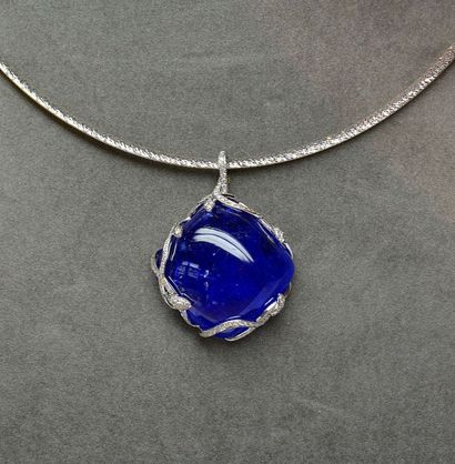 Pendentif original or blanc sur son collier...