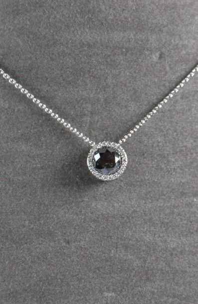 Pendentif or blanc sur sa chaîne soutenant...