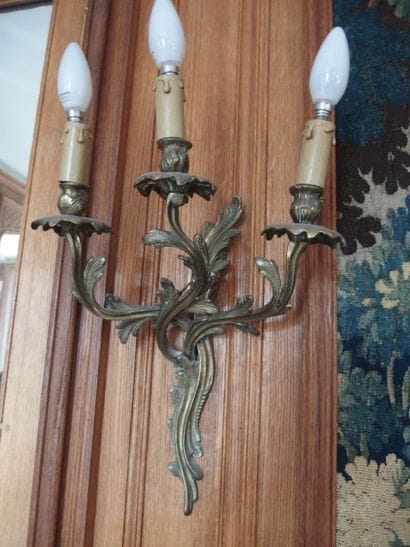 Paire d’appliques à trois lumières en bronze...