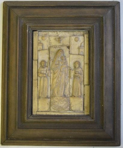 BAS-RELIEF en os sculpté figurant la Vierge...