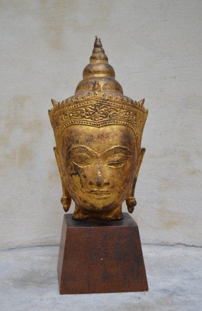 TETE DE BOUDDHA en bronze laqué et doré,...