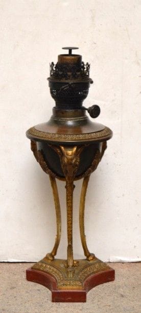 LAMPE A PETROLE en bronze à double patine...