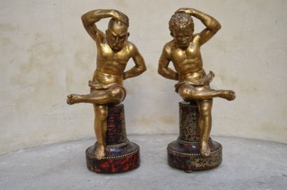 Paire de SUJETS en bois sculpté et doré figurant...