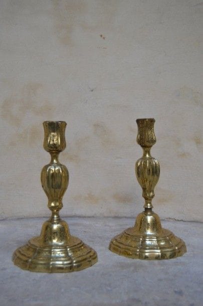 PAIRE de bougeoirs en bronze doré et ciselé....
