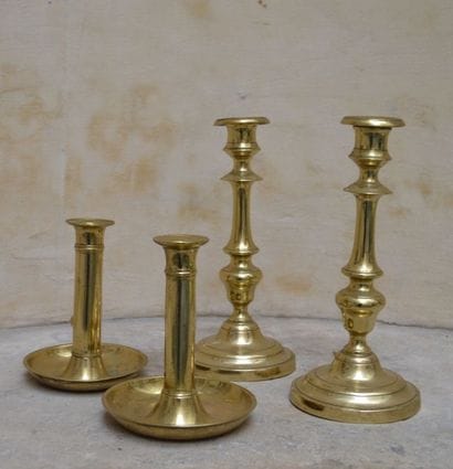 ENSEMBLE de deux paires de bougeoirs en bronze...