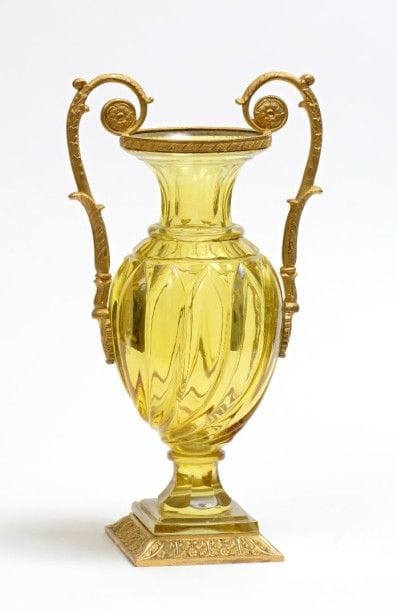 PAIRE de VASES sur pied en cristal teinté...