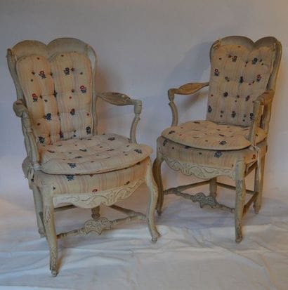 Paire de FAUTEUILS anciennement paillés en...