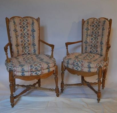 Paire de FAUTEUILS anciennement paillés en...