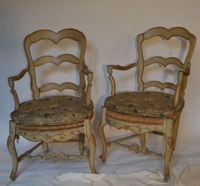 Paire de FAUTEUILS anciennement paillés en...